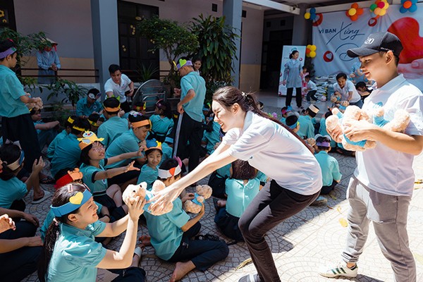 Hình ảnh biểu đồ hoặc bảng ghi lại lịch sử giao dịch, thể hiện sự minh bạch trong hoạt động tài chính.