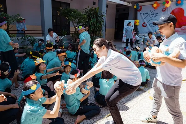 Hình ảnh biểu đồ hoặc bảng ghi lại lịch sử giao dịch, thể hiện sự minh bạch trong hoạt động tài chính.